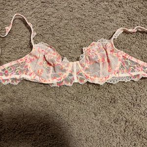 NWOT unlined lace bra from La Senza - never worn